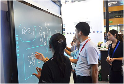 鸿合携手NEC闪耀成都InfoComm,演绎商显革新!