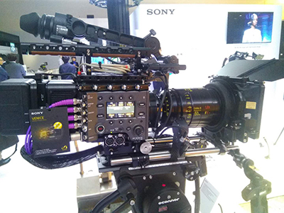 索尼CineAltaV电影摄影机新增延长线系统和提供强大功能的V3.0新固件
