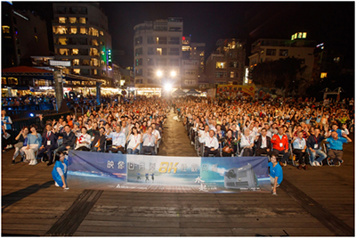 Gai 台达《水起·台湾》千人日月潭壮观同框 打造户外8K投影盛宴